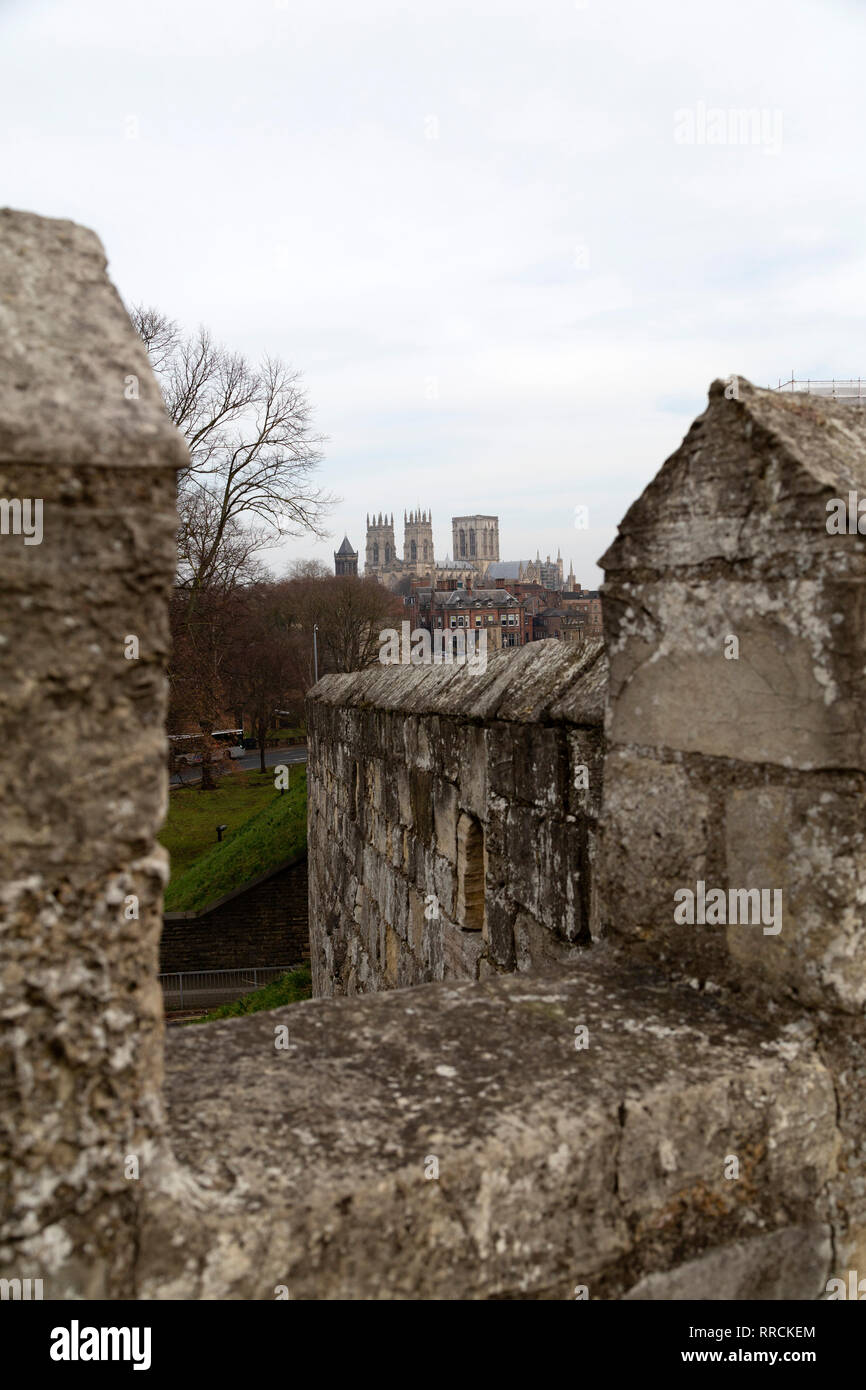 York Minster von der Stadtmauer in York, England gesehen. Mehr als drei Meilen von Stadtmauern können noch ging in die Stadt. Stockfoto
