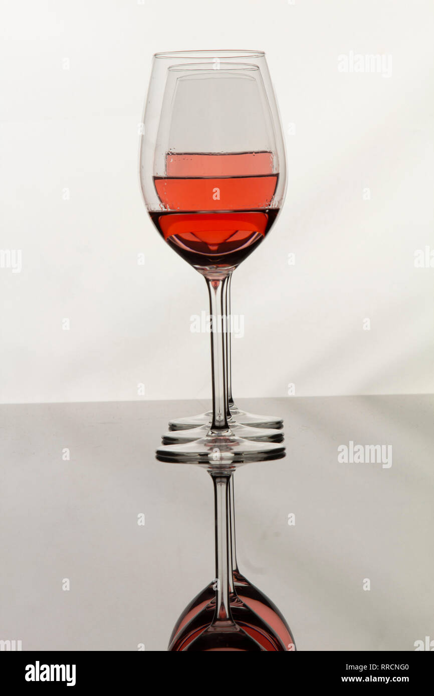 Gordons Pink Gin in Gläsern, mit lichtfeld Beleuchtung studio Shot Stockfoto