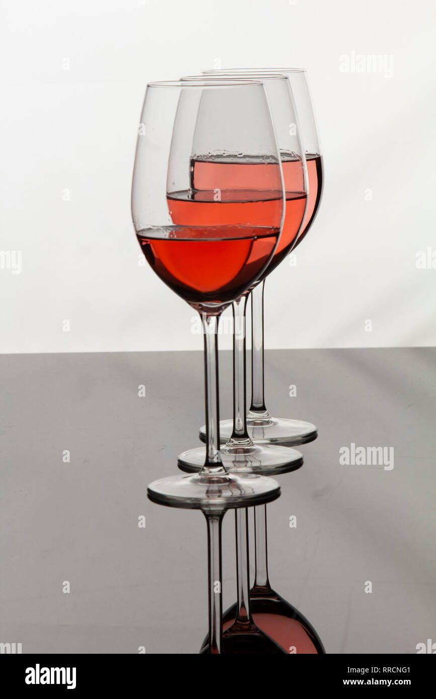 Gordons Pink Gin in Gläsern, mit lichtfeld Beleuchtung studio Shot Stockfoto