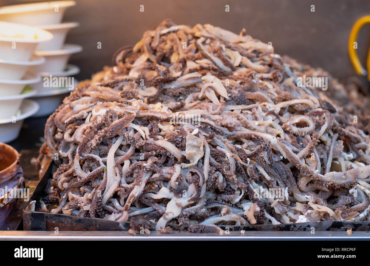 Die exotischen Speisen und lokale Lebensmittel bei wangfujin Straße. Gebratene Skorpione in der Wangfujing Night Market in Peking, China Stockfoto