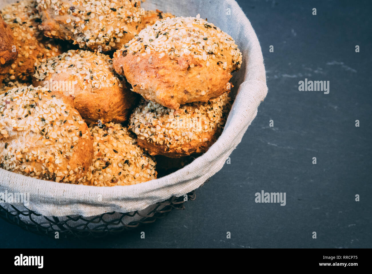 Gesunde leckere Quinoa Leinsamen bun Alle vegan in einem rustikalen Korb Stockfoto