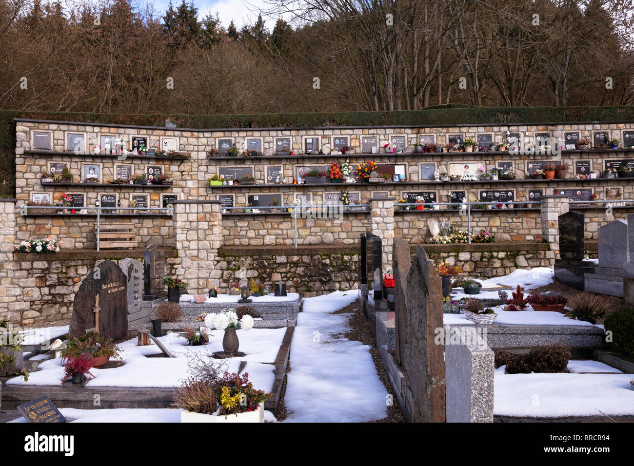 Diese Grabstätte auf dem Friedhof von Malmedy, Belgien, Europa. Kolumbarium des Friedhofs von Malmedy, Belgien, Europa. Stockfoto