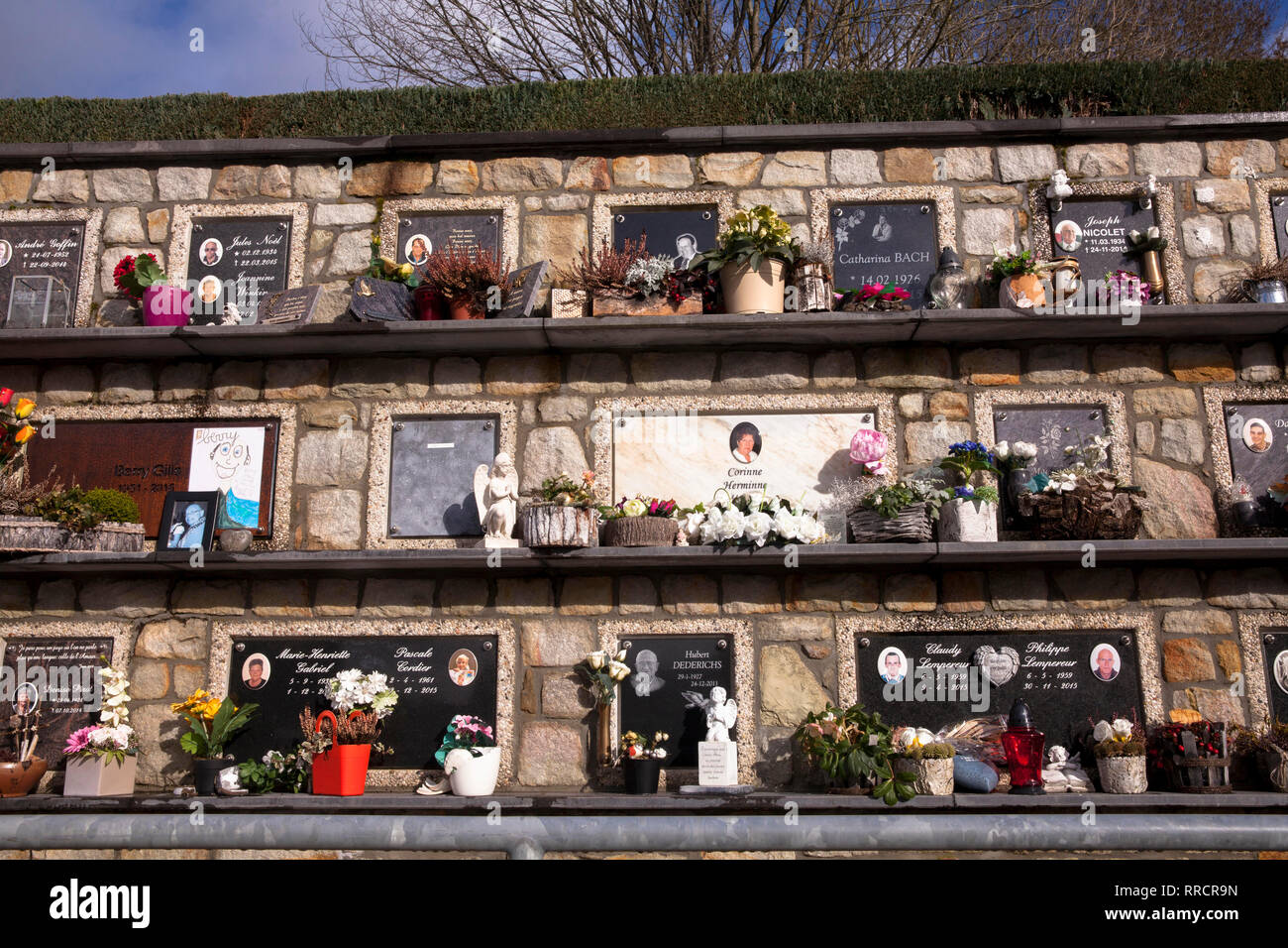 Diese Grabstätte auf dem Friedhof von Malmedy, Belgien, Europa. Kolumbarium des Friedhofs von Malmedy, Belgien, Europa. Stockfoto