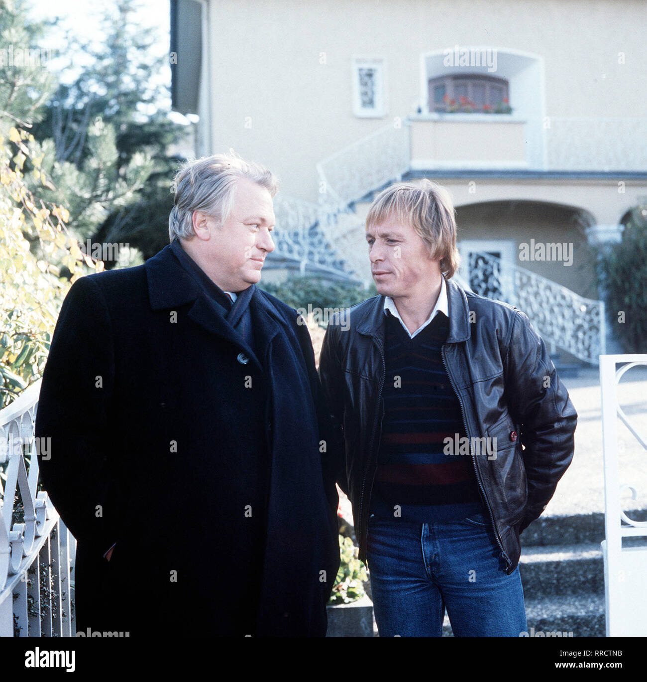EIN FALL FÜR ZWEI/Elf Jahre danach / Dr. Renz (Günter Strack, l.) und Matula (Claus Theo Gärtner) interessieren sich für ein Ereignis, das 11 Jahre zurückliegt. /30422/, 09 DFAfall2/Überschrift: EIN FALL FÜR ZWEI / BRD 1984 Stockfoto