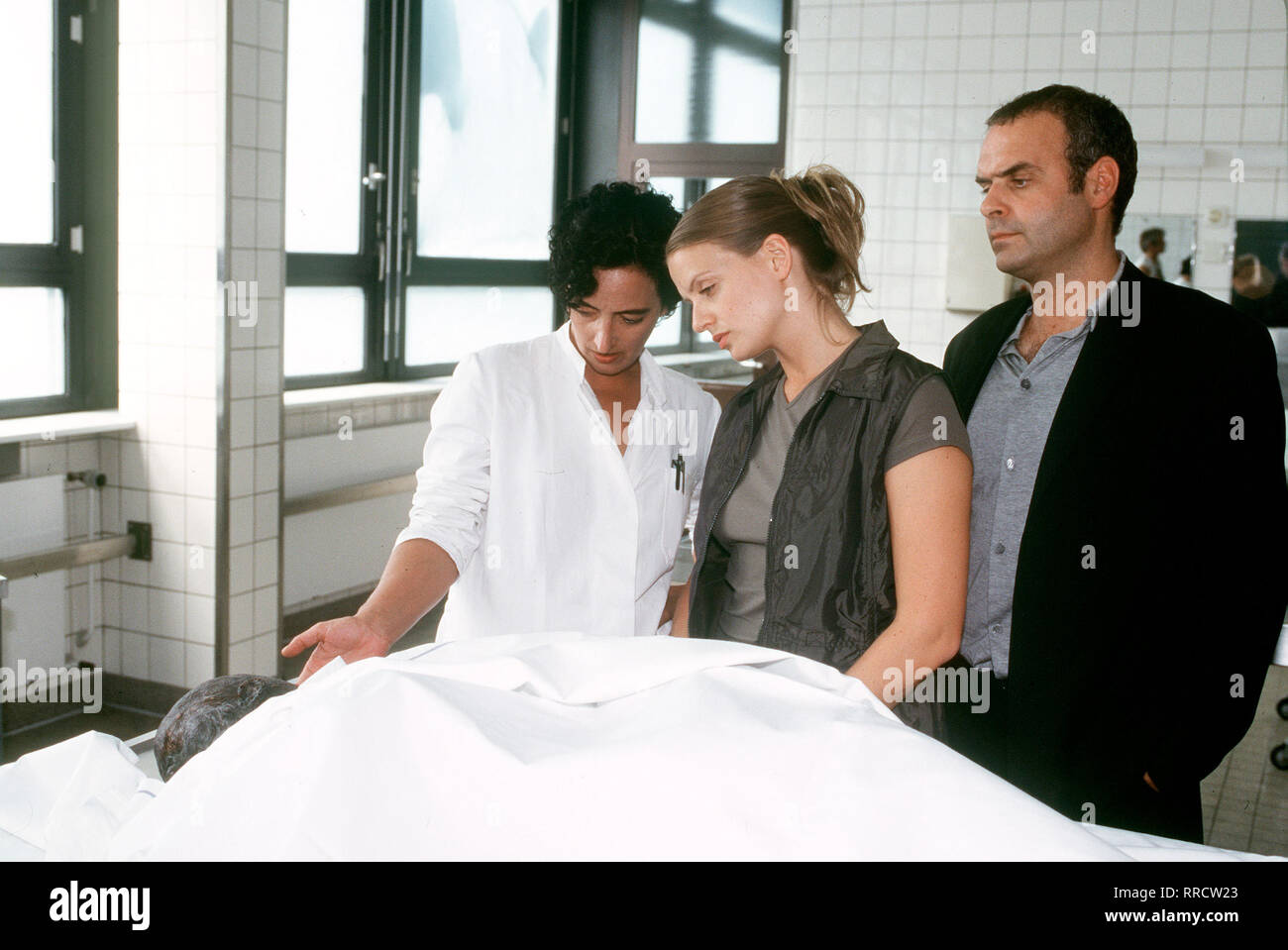 Die Mordkommission - Lehrerin Angela Gerhard stirbt durch einen Ghettoblaster in Ihrem Badewasser sterben. Lilli und Ralf kümmern sich zuerst um die Leiche in der Pathologie, bevor Sie sterben potentiellen Täter ins Visier nehmen. Szene mit Pathologin (ANDREA BÜRGIN), Lilli (GUNDA EBERT) und Ralf (JOPHI RIES) Regie: Nils Willbrandt aka. Durchgedreht/Überschrift: Die MORDKOMMISSION/BRD 1999 Stockfoto