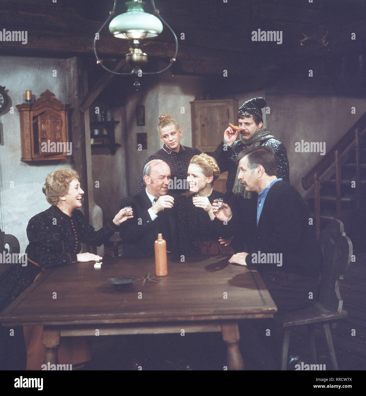 KOMÖDIENSTADL: Der schneesturm Foto vlnr.: Szene mit Marie (ERNI SINGERL), Anderl (Toni Berger), Mirl (MANUELA DENZ), Loni (MONA FREIBERG), Peter (WERNER ZEUSSEL) und Bartl (GERHART LIPPERT). Regie: Olf Fischer aka. Der Schneesturm/Überschrift: KOMÖDIENSTADL: DER SCHNEESTURM/BRD 1985 Stockfoto