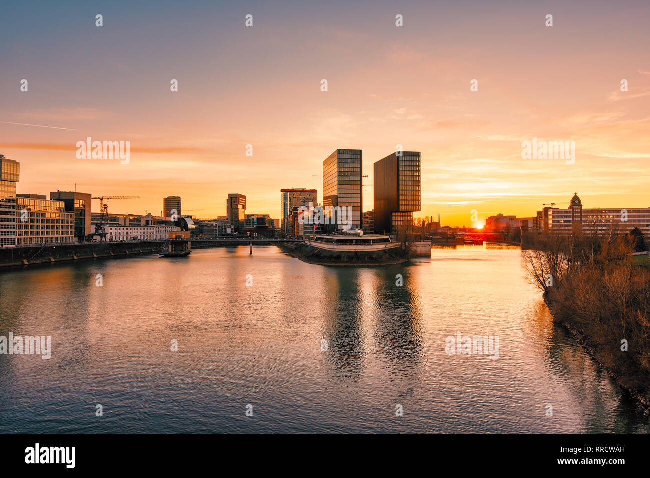 Düsseldorf, Deutschland - 25. Februar 2019: Die modernen Gebäude der Neuen Medien Hafen Trübsinn in der untergehenden Sonne Licht. Stockfoto