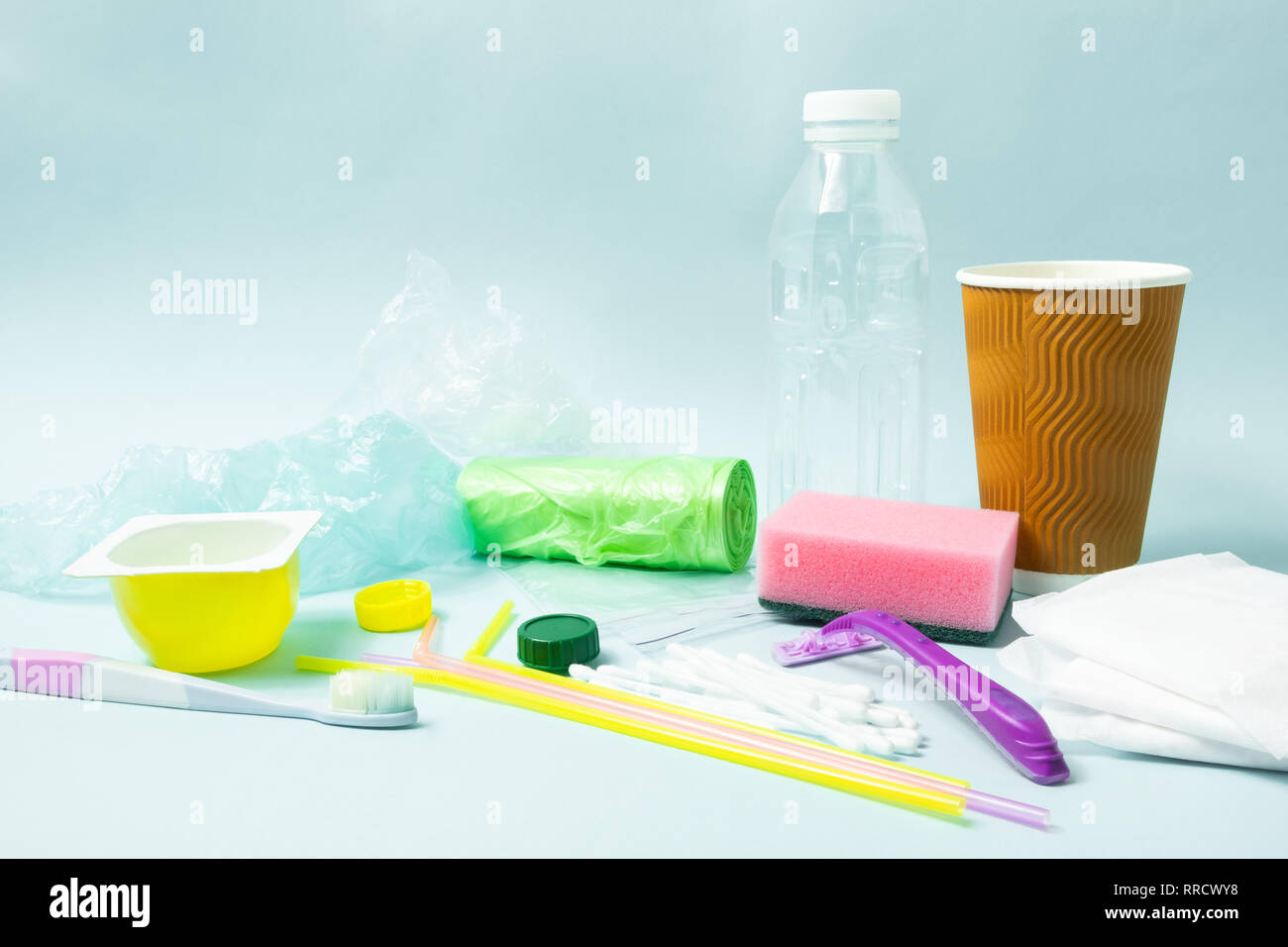 Kunststoffabfälle Konzept: Varitety einzelner Objekte verwenden, die mit jedem Tag geworfen. Plastikflasche, Hygieneartikel und Kunststoffgehäuse, Ecolo Stockfoto