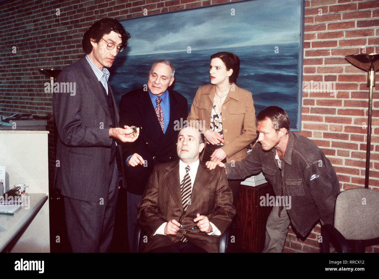 TATORT - Hauptkommissar Ernst Roiter (Winfried Glatzeder, l.) und Michael Zorowski (ROBINSON REICHEL, r.) ermitteln in einem Banküberfall, bei dem ein Kurier erschossen wurde und 850.000 DM abhanden kamen. Szene mit Kassierer Schubart (GERD WAMELING, M.), Filialleiter Steinhoff (PETER FITZ) und Schubarts Kollegin Schneider (INGA BUSCH). Regie: Berno Kürten aka. Geld oder Leben/Überschrift: TATORT/BRD 1997 Stockfoto