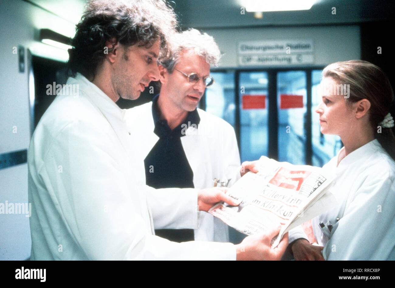 VIRUS X - DER ATEM DES TODES/Szene mit Paul (UDO WACHTVEITL), Robert (Peter Sattmann) und/Simone (Leslie Malton). /N/, 02 DFAvirus2/Überschrift: VIRUS X - DER ATEM DES TODES/D 1997 Stockfoto