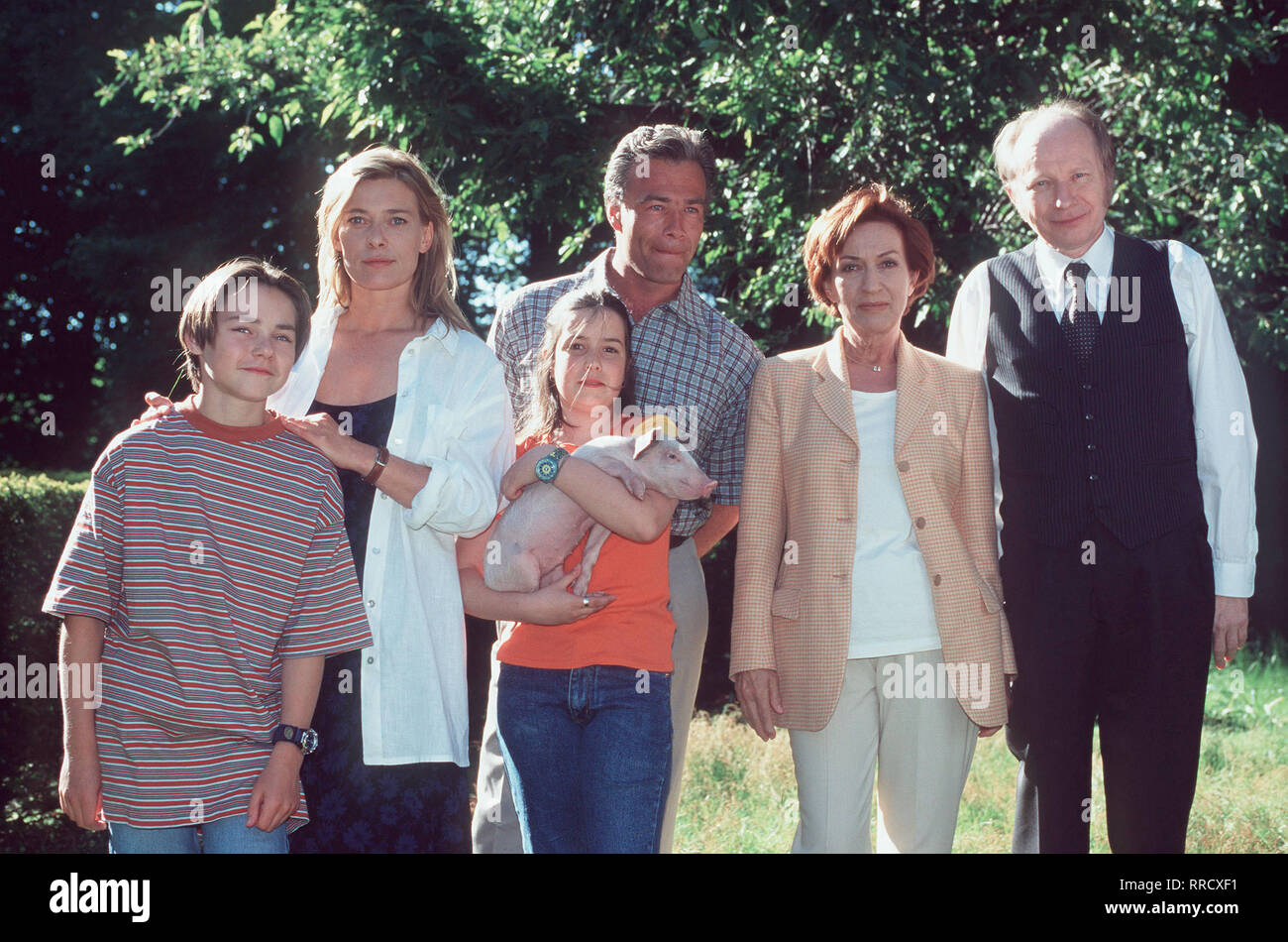 Ferkel Fritz-Nummern-oper Stadtkinder Vicki und Max haben bei ihrem Urlaub Tinneveld das Ferkel Fritz, dem sie selbst in die Welt geholfen haben, Sterben in ihr Herz geschlossen... Bild: Max (FJODOR OLEV), Sophie (Barbara Rudnik), Martin (Klaus J. Behrendt), Vicki (JENNY STIEBEL), Therese (URSULA LINGEN), Friedrich (Hermann Lause) Regie: Peter Timm/Überschrift: FERKEL FRITZ/BRD 1997 Stockfoto