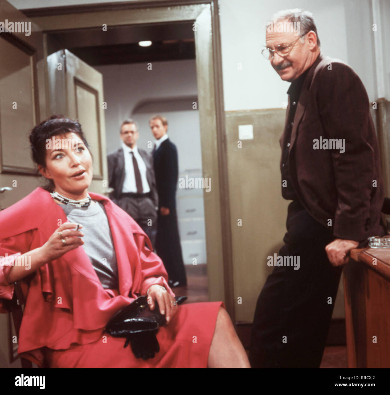 Der alte-Der musikstudent Patrick Kilian bricht in das Haus Waden Stiefvaters Walter Kilian ein, um Dokumente aus seinem ehemaligen Zimmer zu holen. Polizei erwischt ihn und bürsten Walter Kilian tot Sterben in seinem Blut. Ermittlungen führen Leo Kress Sterben in eine internationale Szene von Videopiraten. Foto: Leo Kress (ROLF SCHIMPF) und Franziska Kilian (CHRISTINE WODETZKY). aka. Tod eines Piraten/Mort d'un Pirate/Überschrift: DER ALTE/BRD 1997 Stockfoto