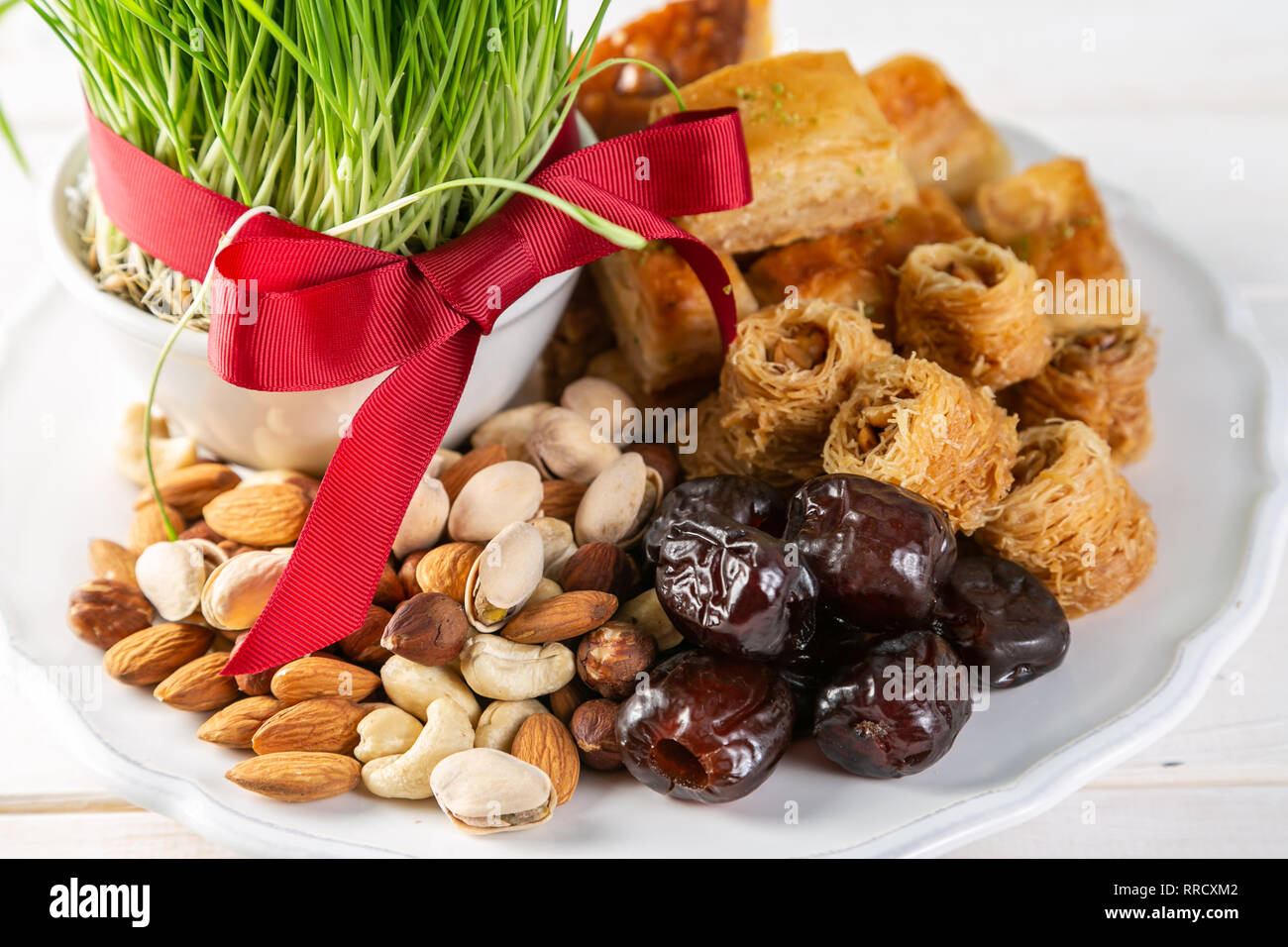 Nowruz urlaub Konzept - Gras, baklava Süßigkeiten, Nüsse und Samen Stockfoto