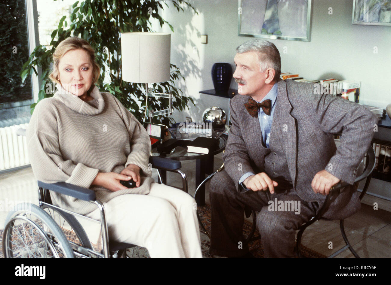 TATORT/Der Rastplatzmörder/Ein junge Frau, sterben pro Mitfahrzentrale unterwegs war, wurde ermordet aufgefunden... /Szene: Ilona Mathes (DORIS KUNSTMANN) wird von Kommissar Brinkmann (KARL-HEINZ von HASSEL) verhört... /37983/, 19 DFAHRTAT/Überschrift: TATORT/D 1993 Stockfoto