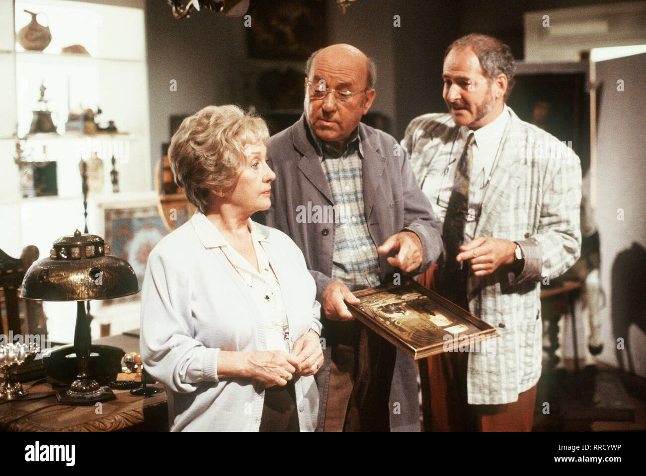 Clara Sperling (ERNI SINGERL) hat einen Raritä - tenhandel, der mehr recht als schlecht das Auskom- men der Sperlings sichert. Bis eines Tages ein Kunde auftaucht, der 30.000 DM für ein Bild bezahlt, aus dem er einen 'echten' Spitzweg machen wird. Als der Schwin-del auffliegt, wird Clara in der Presse als "Clara S." des Betruges bezichtigt... Hier mit Alexander Sperling (Toni Berger) und Herr Bielewski (BERNHARD LETIZKY). Regie: Wilm Ten Haaf/Überschrift: BILDER MACHEN LEUTE/BRD 1991 Stockfoto