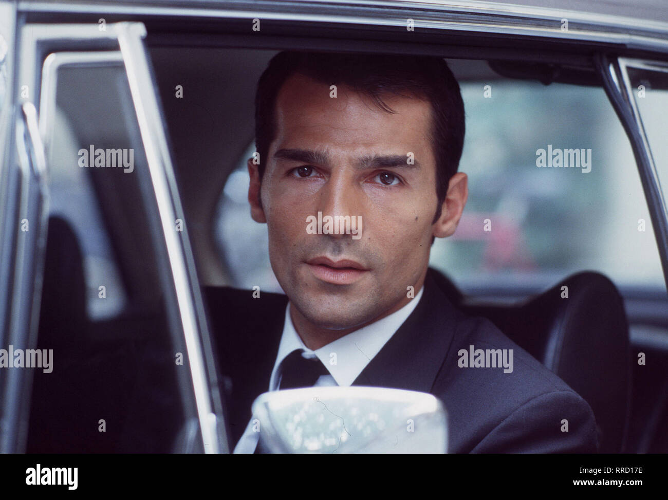 Der unbestechliche - Süsses Geschenk Der neue Münchner Dezernatsleiter ist ein Türke. Doch schon bald erwirbt sich Sinan Toprak (Erol Sander) den Respekt Waden Vorgesetzten und seiner Mitarbeiter. Überkorrekt und detailversessen macht sich Toprak mit Hilfe waden chaotischenAssistenten Holldau die Arbeit... Regie: Walter Feistle/Überschrift: der UNBESTECHLICHE - SÜSSES GESCHENK / Deutschland 1999 Stockfoto