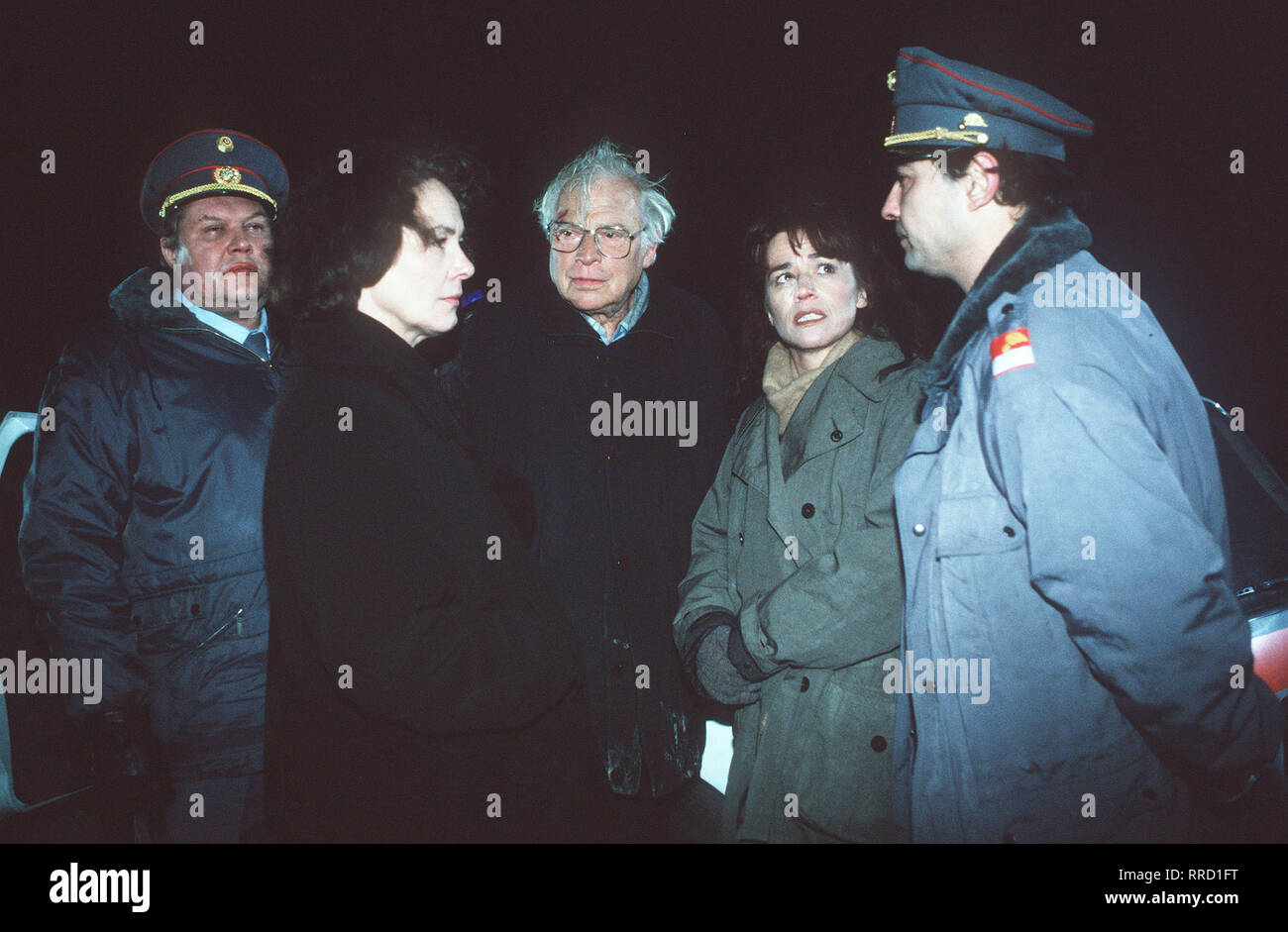 DAS GESTÄNDNIS - Auf der Flucht vor-Entführern wird Dr. Feldmann von der Gendarmerie aufgelesen. Seine behandelnde Ärztin und seine Schwester Confirm dessen Identität. Bild: (REINHARD REINER), (CHRISTINE BUCHEGGER); Dr. Feldmann (WALTER REYER), Inge Horn (KRISTA POSCH), (GERHARD RÜHMKOPF) Regie: Kitty Kino/Überschrift: Das GESTÄNDNIS/AUT 1996 Stockfoto