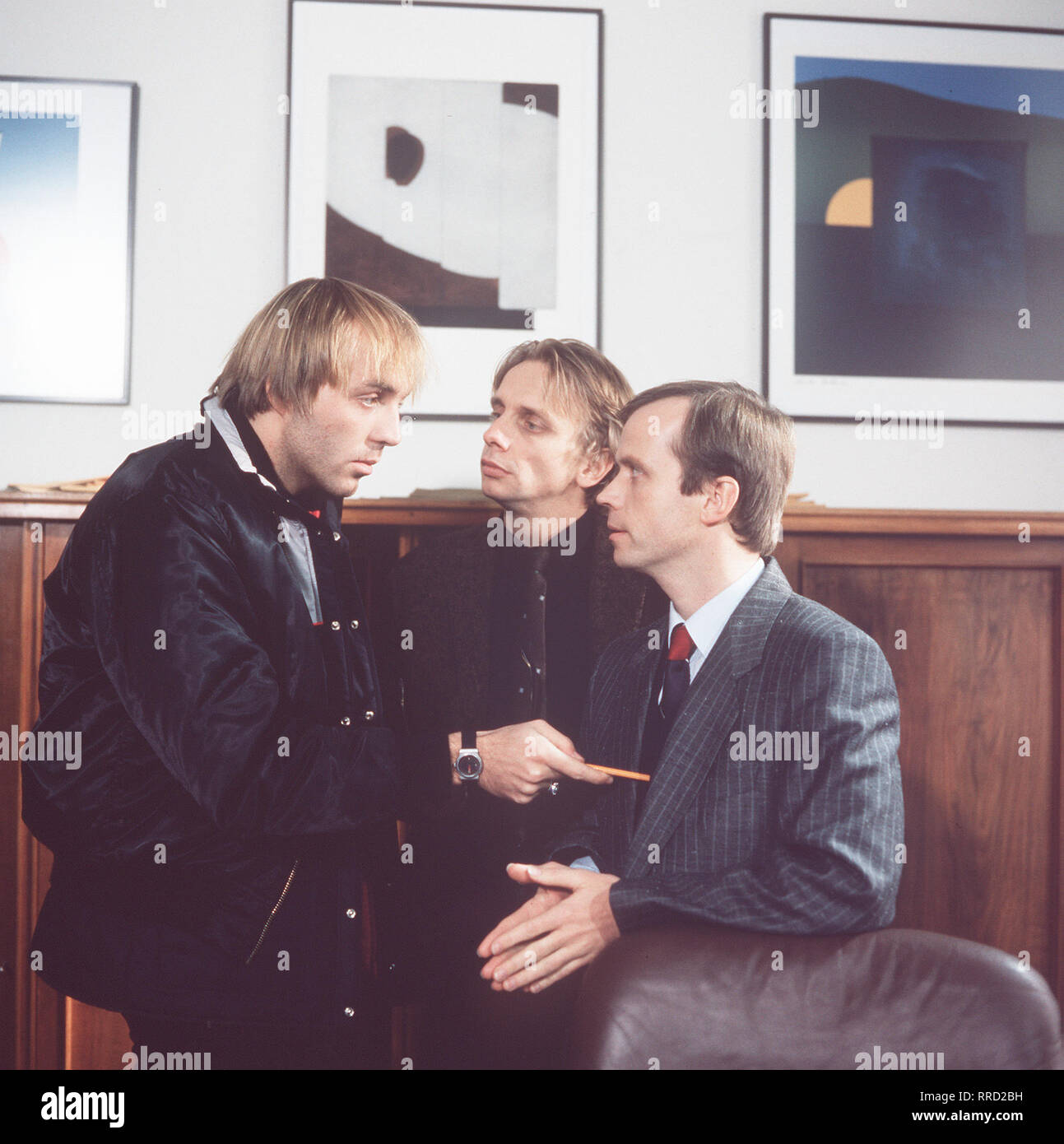 LIEBLING KREUZBERG/Alles auf Bewährung/Bäcker Podelzig (MAXIMILIAN WIGGER, l.) bittet Referendar Wittlich (FRIEDRICH KARL PRAETORIUS, M.) und Rechtsanwalt Arnold (MICHAEL KAUSCH) um Hilfe. Er war betrunken und hat einem Busfahrer einen Kugelschreiber in den Rücken gedrückt, War of this für eine Pistole hielt. Nonne hat der kleine Scherz" rechtliche Konsequenzen... /C 41961/, 28 DFAkreuzb/Überschrift: Liebling Kreuzberg/BRD 1988 Stockfoto