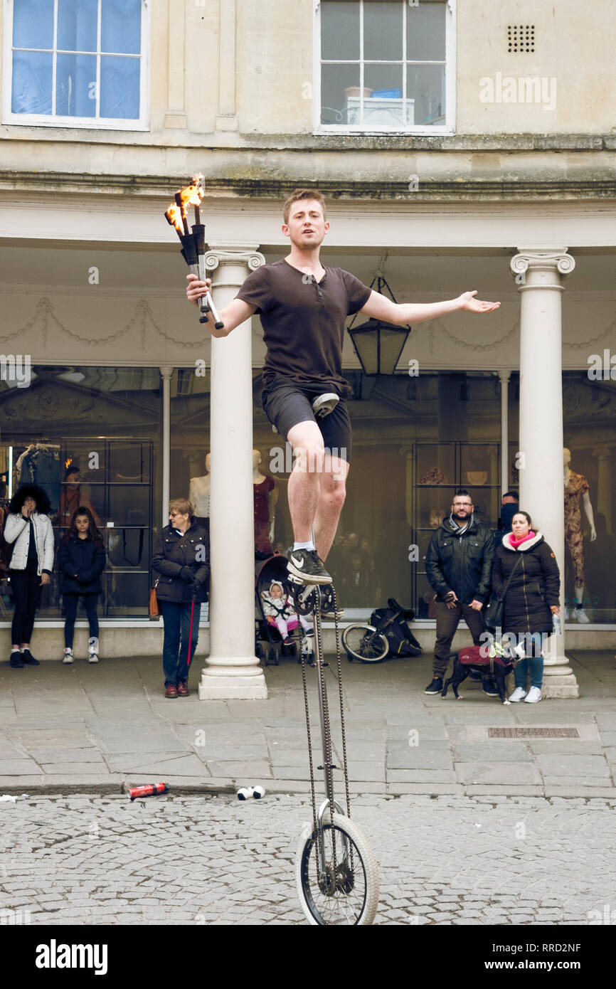 Eine Street Entertainer im Stall St Badewanne. Feuer Jonglage auf einem mono Zyklus, natürlich.. Stockfoto