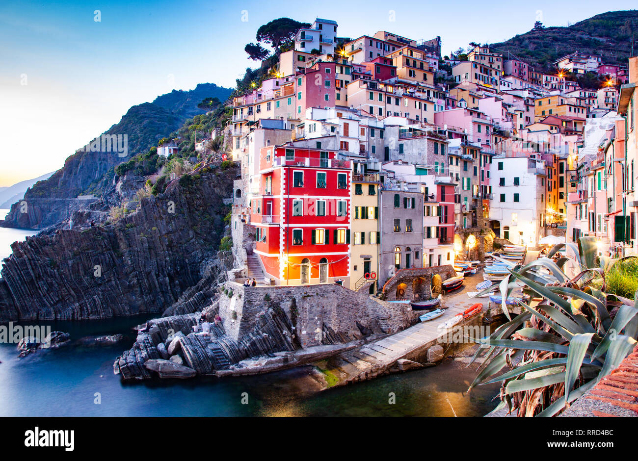 Blick auf die bunten Häuser entlang der Küste der Cinque Terre in Riomaggiore, Italien Stockfoto