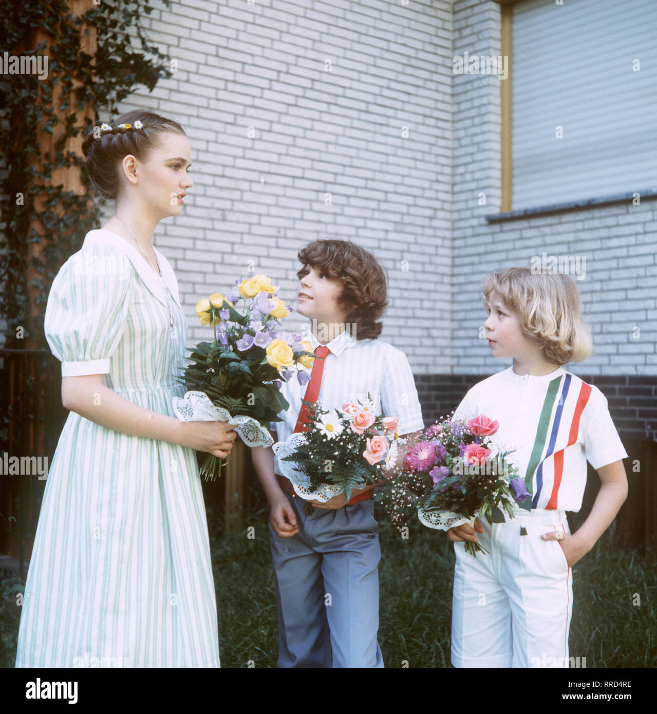 ICH HEIRATE EINE FAMILIE/Folge: 1+1=5/D 1983/Werner Schumann und Angelika Graf heiraten. / Foto: Angelikas drei Kinder - vlnr.: Tanja (JULIA BIEDERMANN), Markus (TIMMO NIESER) und Tom (TAREK HELMY)-bei der Hochzeitsfeier. / EM // Überschrift: Ich heirate eine Familie/BRD 1983 Stockfoto