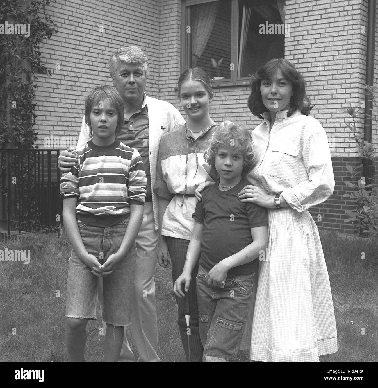 ICH HEIRATE EINE FAMILIE/Folge: 1+1=5/D 1983/Der alleinstehende Werbegrafiker Werner Schumann (Peter Weck, 2. v. li.) und Angelika Graf (Thekla Carola Wied, a.), die geschiedene Mutter der drei Kinder Tanja (JULIA BIEDERMANN), Markus (TIMMO NIESNER, l.) und Tom (TAREK HELMY), tun sich zusammen... /177967//Überschrift: Ich heirate eine Familie/BRD 1983 Stockfoto