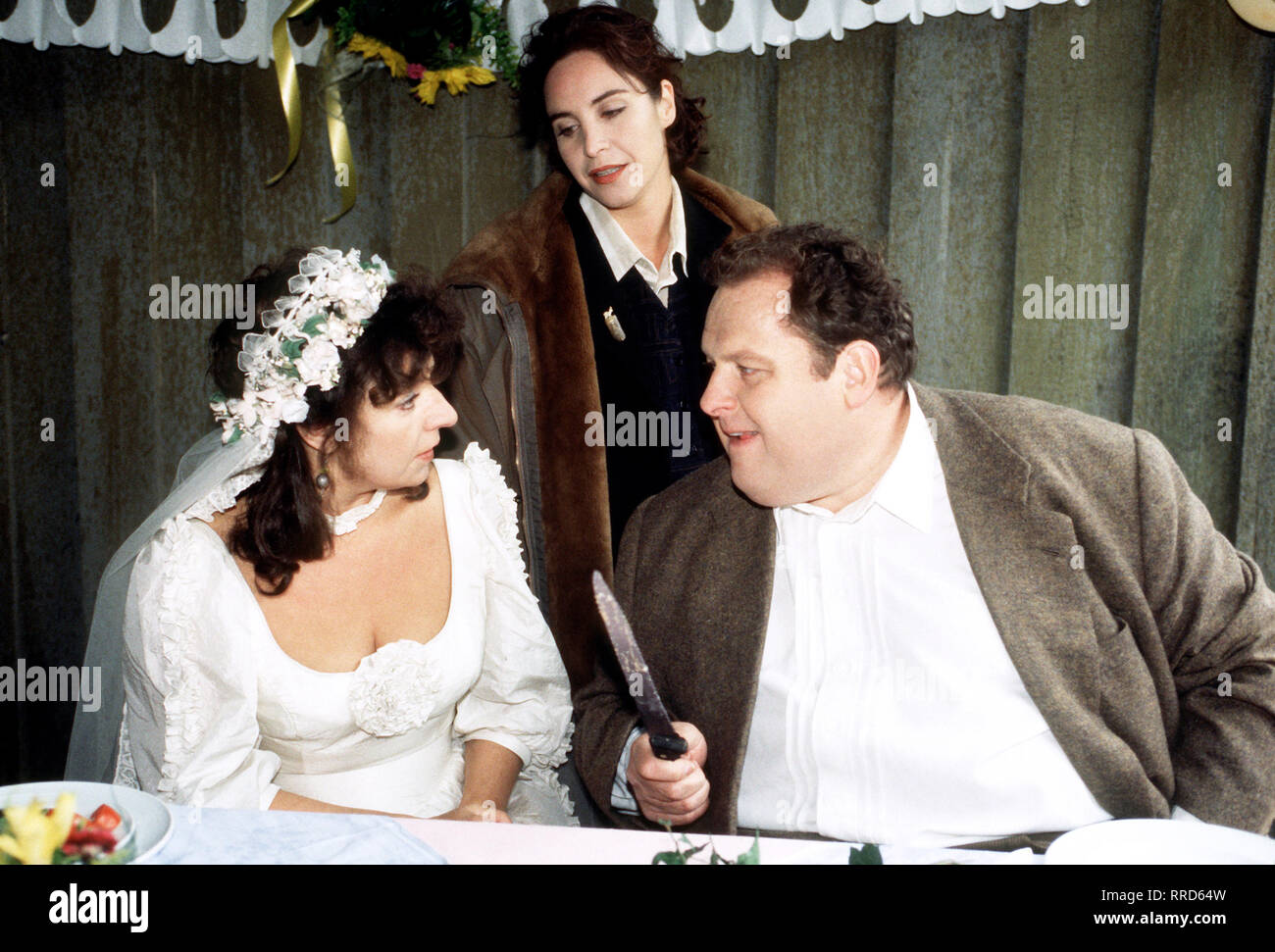 DER Bulle von Tölz Folge: Bauernhochzeit Klara Hopfner wacht / ihrer Hochzeitsnacht auf und Bürsten, Stand frischgebackenen Ehemann Franz erstochen auf. Bild: MONIKA BAUMGARTNER (Klara), KATARINA JAKOB (Sabrina Lorenz), OTTFRIED FISCHER (Benno Berghammer), Regie: Walter Bannert aka. Bauernhochzeit/Überschrift: Der Bulle von Tölz/BRD 1996 Stockfoto