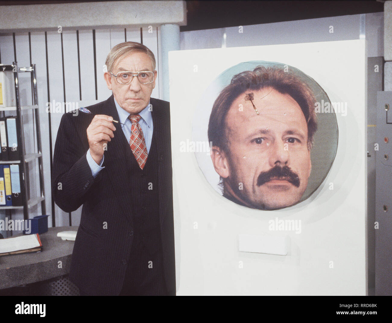 HALLERVORDENS SPOTT- HIGH-LIGHTS DIETER HALLERVORDEN im Sketch "DIE KAMPAGNE". /Überschrift: HALLERVORDENS SPOTT- HIGH-LIGHTS Stockfoto