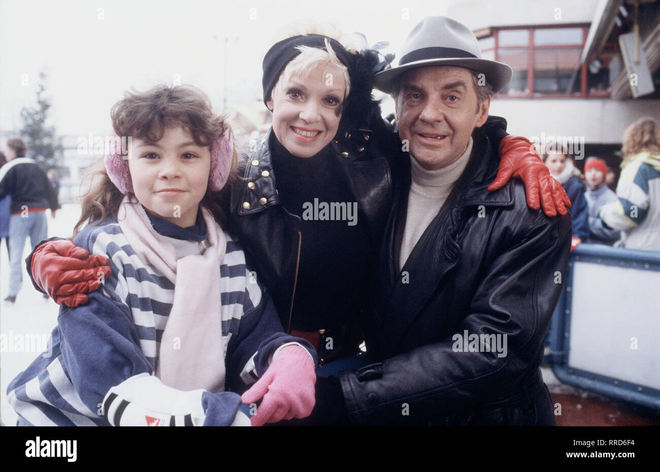 HARRY UND SUNNY (3) Harry überlegt, wie er der kleinen sonnigen helfen kann. Lilly schlägt vor, sich gemeinsam um die Kleine zu kümmern; und so verabreden Sie einen Nachmittag zu dritt auf der Eisbahn. Im Bild: NADJA GOLDHORN (sonnig), ANITA KUPSCH (Lilly), Harald Juhnke (Harry). aka. Blauer Dunst/Überschrift: HARRY UND SUNNY (3)/D 1993 Stockfoto