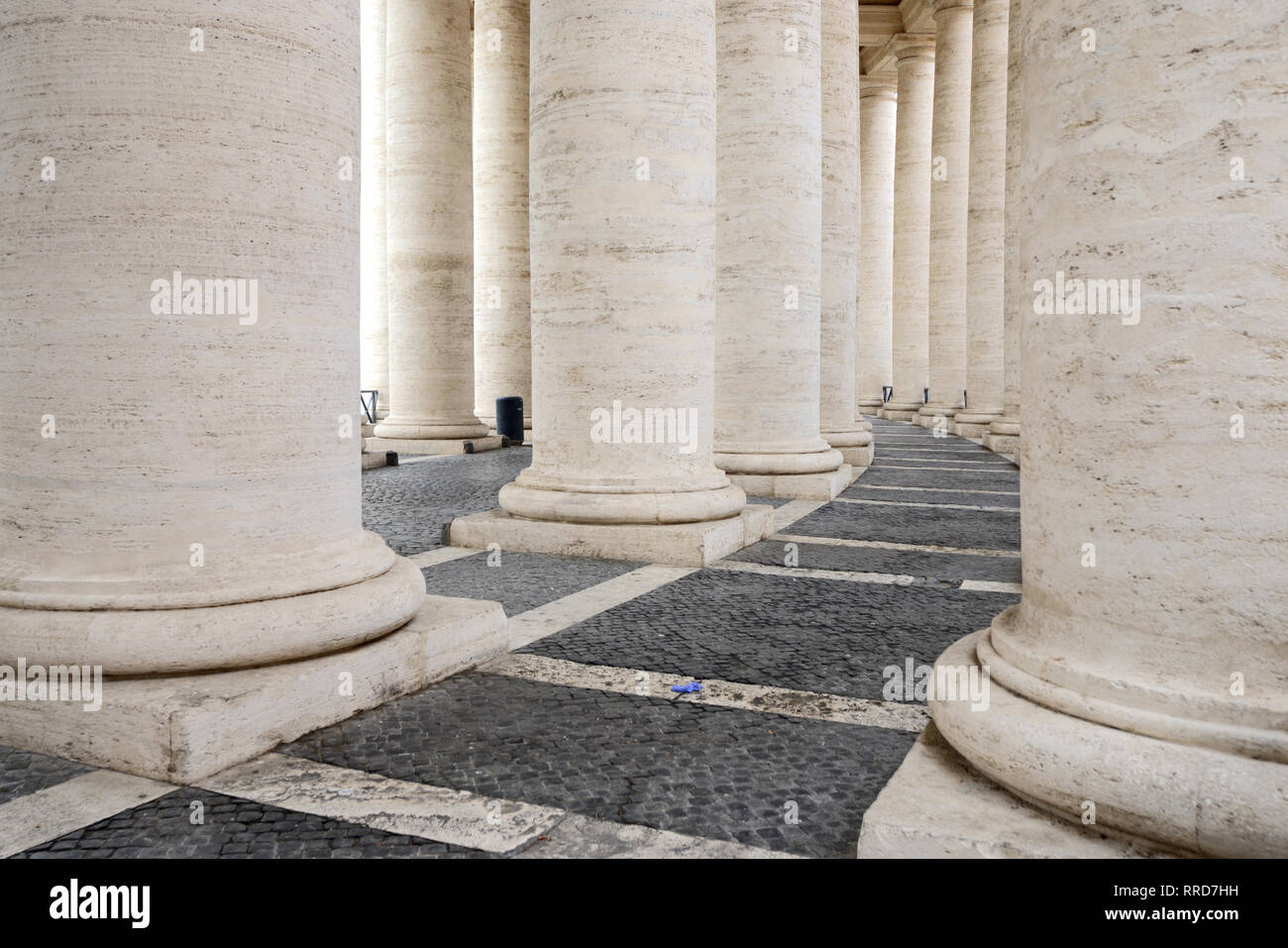 Zeilen oder Reihen von klassischen und neoklassischen Spalten Definition des zirkularen Saint Peter's Square Vatikanstadt Rom Stockfoto
