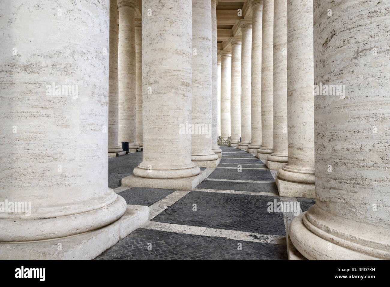 Vanishing Point & Zeilen oder Reihen von klassischen und neoklassischen Spalten Definition des zirkularen Saint Peter's Square Vatikanstadt Rom Stockfoto