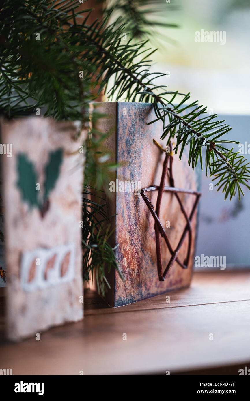 Handgefertigte Weihnachten Karte mit einem Star aus Zweigen. Stockfoto