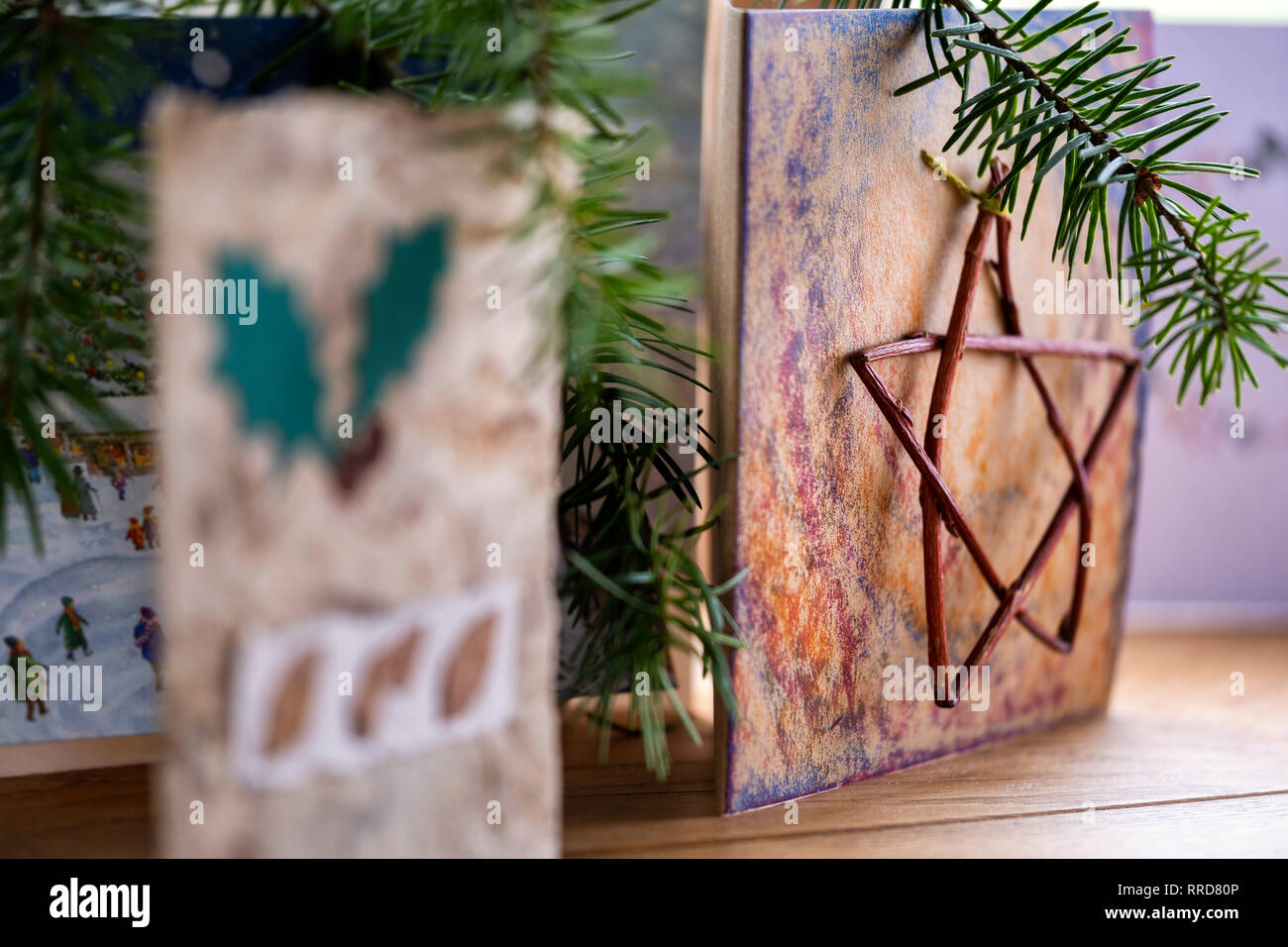 Handgefertigte Weihnachten Karte mit einem Star aus Zweigen. Stockfoto