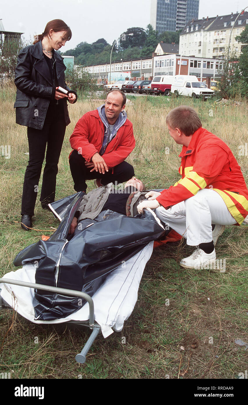 Faust am Hafen wird der Fotograf Thomas Keller ermordet aufgefunden. Szene mit STEFHANIE PHILIPP (Ulrike), Heiner Lauterbach (Faust), HANS-UWE BAUER (Thomas Keller) Regie: Roland Gräf aka. Der Club des Drachen/Überschrift: Faust/BRD 1994 Stockfoto