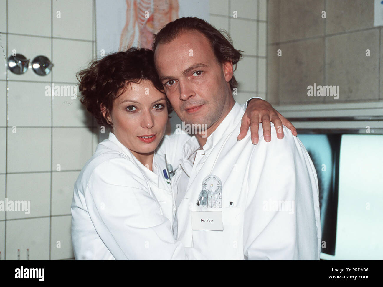 Dr. Vogt: Freundschaften Szene mit Dr. Vogt (SVEN ERIC BECHTOLF) und Nina Kramberg (FRIEDERIKE TIEFENBACHER). /Überschrift: DR. Vogt: Freundschaften/BRD 1998 Stockfoto