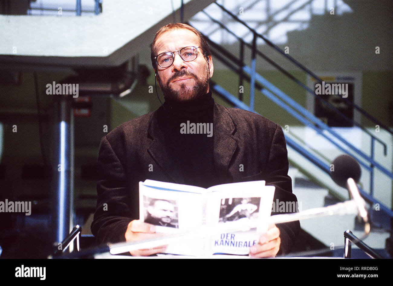 DER SANDMANN Elf Jahre hat Henry Kupfer (Götz George) für den Mord ein einer Prostituierten im Gefängnis gesessen. Nonne macht er Furore als diabolischer gefeierter Bestsellerautor. "Der Kannibale" heißt sein neuestes Werk - das erschütternde Psychogramm eines Serienmörders. Regie: Nico Hofmann/Überschrift: DER SANDMANN/BRD 1995 Stockfoto