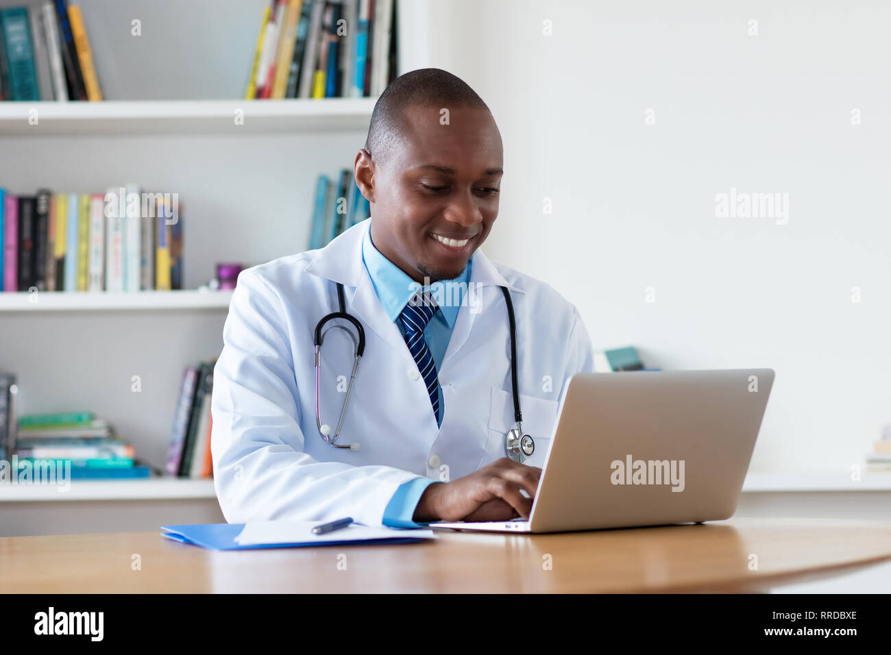 Afrikanische amerikanische Arzt für Allgemeinmedizin, am Computer im Krankenhaus zu arbeiten Stockfoto