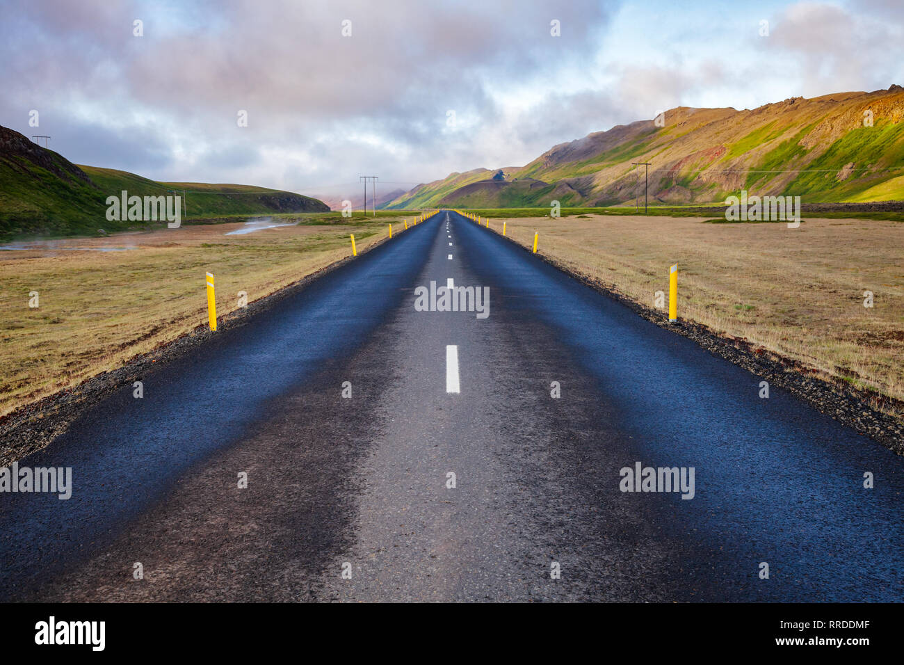Straße asphaltierte Straße im Nordosten Island, Skandinavien - Nordic Travel Concept Stockfoto