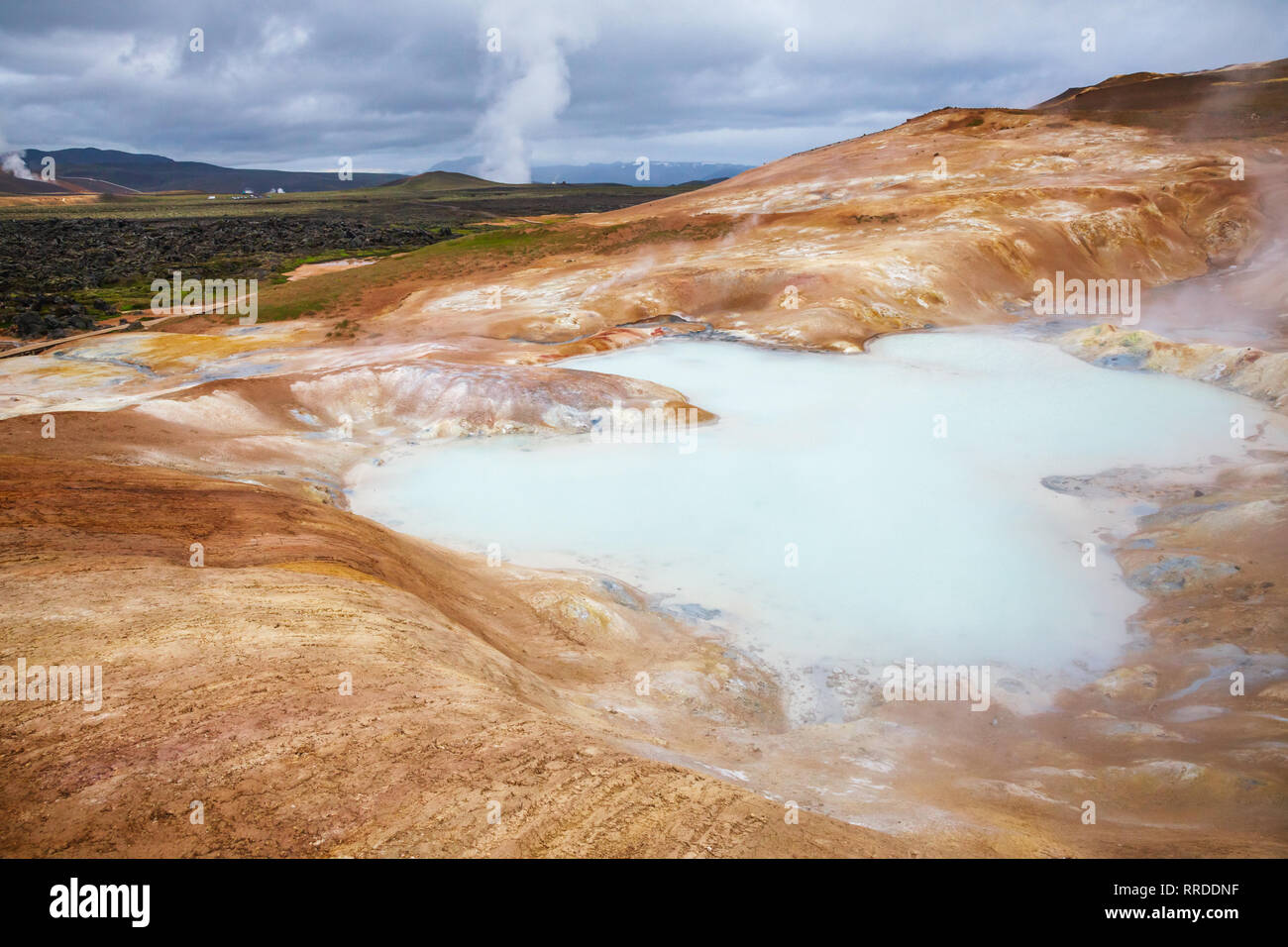 Leirhnjukur (Clay Hill) Rhyolith Formation mit heißer Schwefelsäure Federn an der Krafla Vulkangebiet in der Mývatn-Region im Nordosten Island, Skandinavien Stockfoto