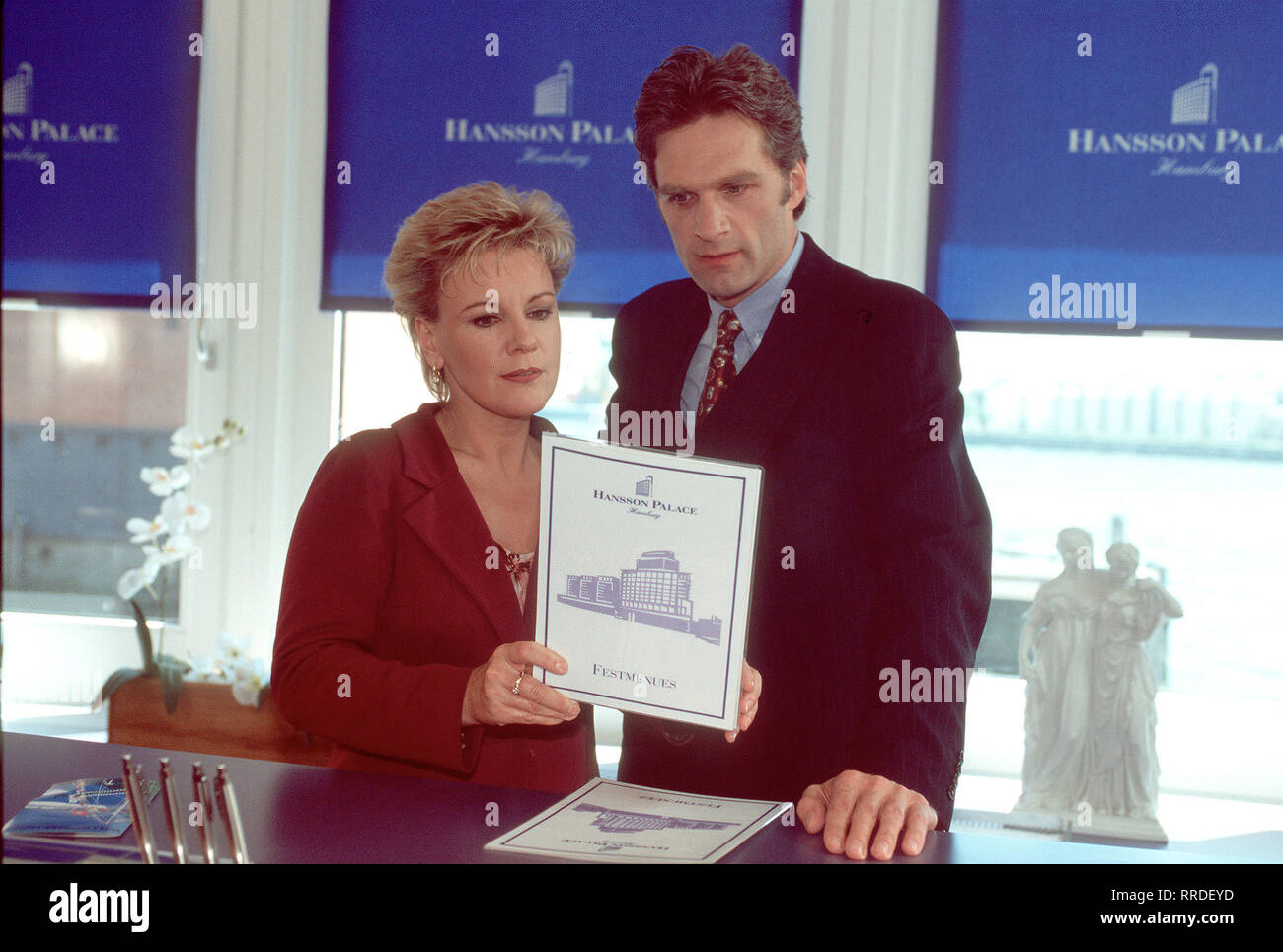 GIRL FRIENDS - FREUNDSCHAFT MIT HERZ - im Hannson Hotel Hamburg setzt von Winkler sterben Kün-digungsmaschinerie in Gang. Außer dem Schreibpool trifft es sterben Lehrwerk der Zimmermädchen und den beliebten Portier Schmolke. Stimmung Sterben in Hitzacker ist ebenfalls am Boden. Marie (MARIELE MILLOWITSCH) und Ronaldo (Walter Sittler) stehen vor den Trümmern ihrer Existenz. Regie: Christine Kabisch aka. Hansson's Geheimnis/Überschrift: GIRL FRIENDS - FREUNDSCHAFT MIT HERZ/BRD 1997 Stockfoto