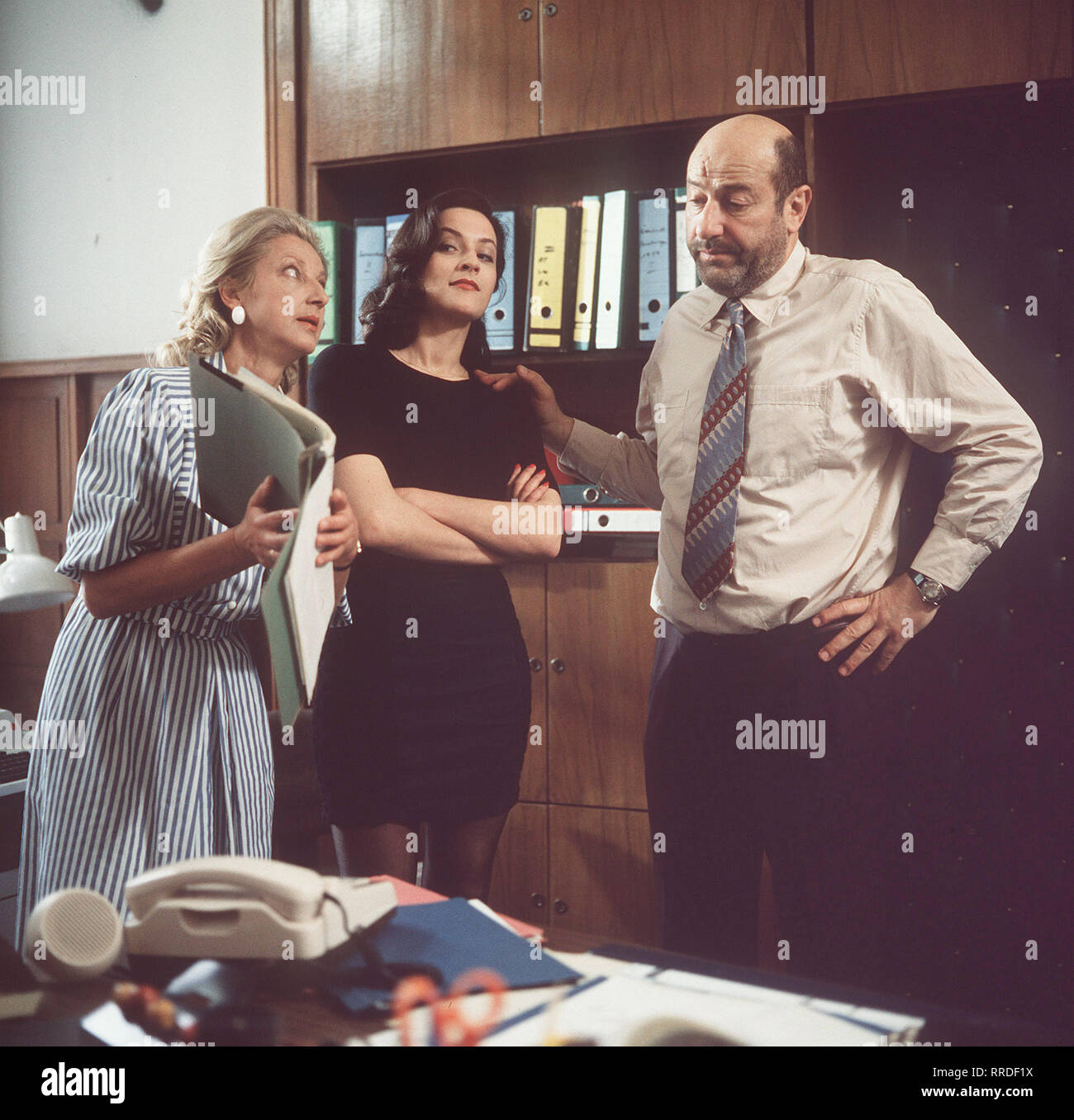 LIEBLING KREUZBERG/Selbsthilfe/Anwalt Liebling (Manfred Krug) hilft der  hbschen Kellnerin Ria (Martina Gedeck), die von einem Mann belstigt  wird... /Szene CORINNA GENEST/C 41961/, 07 DFAkreuzb1/berschrift: Liebling  Kreuzberg Stockfotografie - Alamy