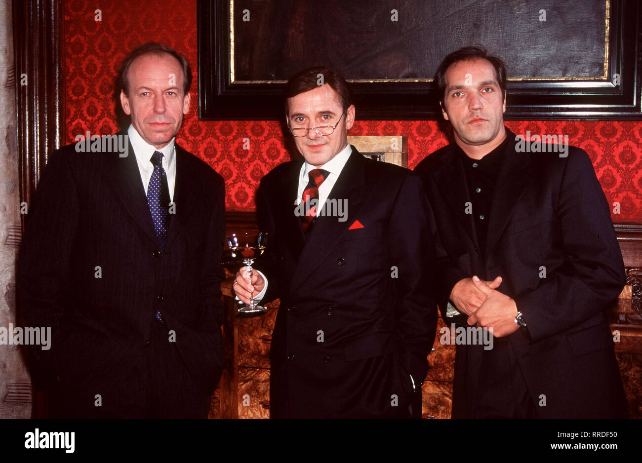 PEANUTS - DIE BANK ZAHLT ALLES-Dr. Jochen Schuster (Ulrich Mühe, mi) mit seinem Bruder Heinz (THOMAS BESTVATER) und Wolfram Braun (RÜDIGER VOGLER, l). Regie: Carlo Rola/Überschrift: Peanuts - DIE BANK ZAHLT ALLES/BRD 1995 Stockfoto