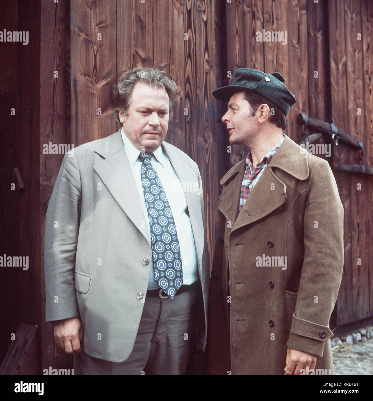 Sonderdezernat K1/Der-Regen unterstützt dabei, es an den Tag/Arbeitsplätze und Steuereinnahmen einer ländlichen Hamburger Randgemeinde sind gefährdet, wenn der Großbauer Hinnerk Jensen nicht einen Teil Waden Landes verkauft. Aber bevor er stirbt überhaupt tun kann, wird er bereits ermordet aufgefunden! /GÜNTHER STRACK - Wilhelm Cohrs, PEER SCHMIDT - Hans Brinkmann/EM/, 11 DFASonder1/Überschrift: SONDERDEZERNAT K1 Stockfoto