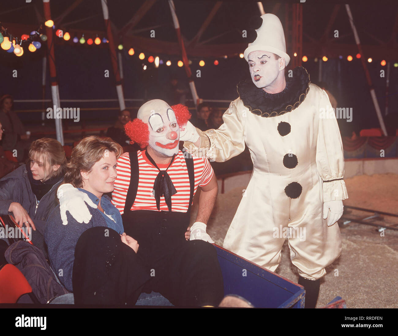 FAUST - Faust (Heiner Lauterbach, M.) Schleußt sich als 'Mädchen für alles' in einen Zirkus ein, um einen Erpresser zu fassen, der bei der Geldübergabe nur aufgrund seiner akrobatischen Fähigkeiten entkommen konnte. Szene mit Verena (JANETTE RAUCH) und Clown Zwipf (VOLKER LECHTENBRINK). Regie: Michael Mackenroth aka. Jagd in Mephisto/Überschrift: Faust/BRD 1994 Stockfoto