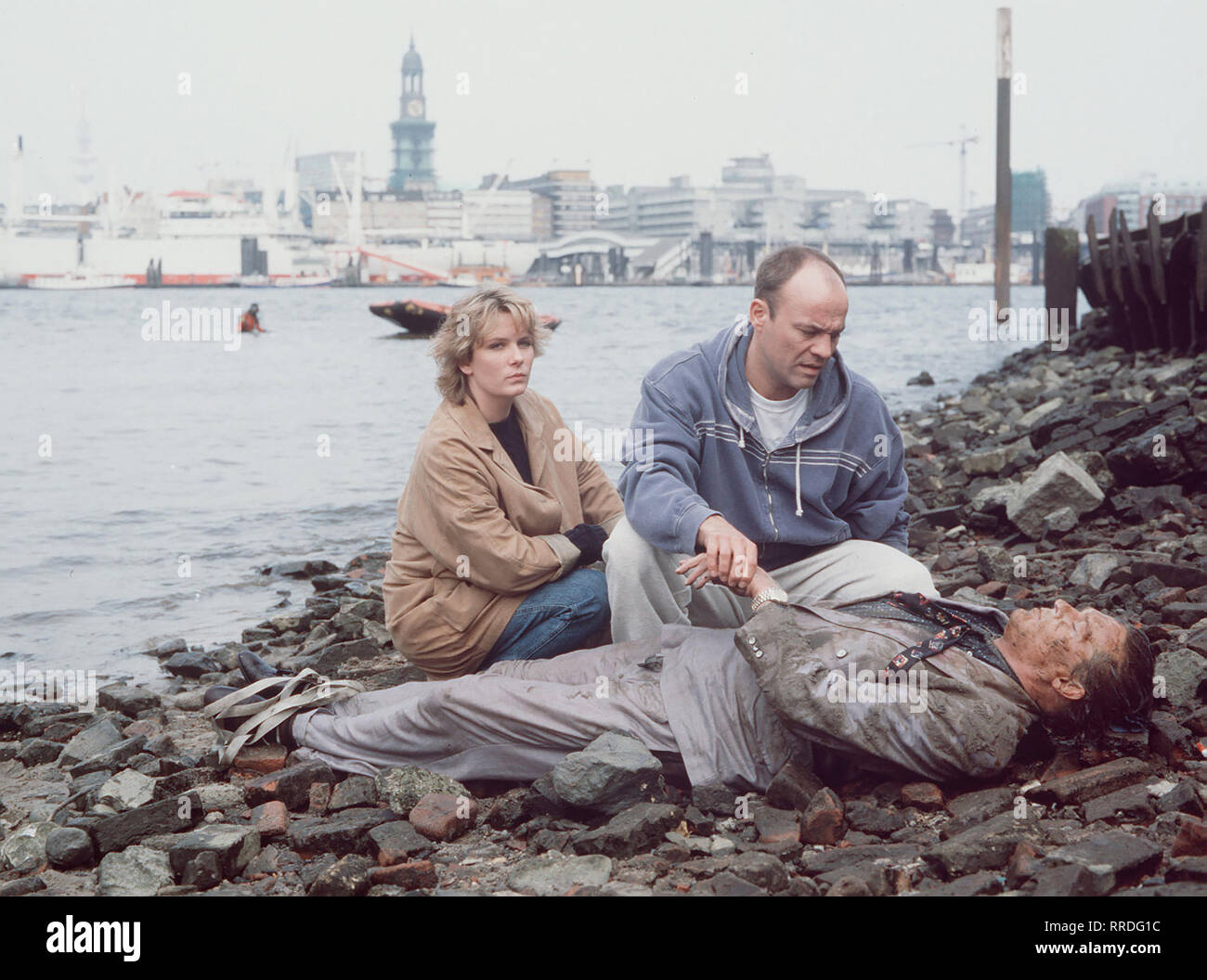 FAUST - Durch einen Zufall rettet Faust sterben verwöhnte Indu-striellentochter Yvonne aus einer brenzligen Situation. Ihr Bodyguard Pihale versagt hatte. Kurze Zeit wird als Pihale (CHRISTIAN TRAMITZ) erschossen. Faust (Heiner Lauterbach) untersucht gemeinsam mit Assistentin Verena (JANETTE RAUCH) die Leiche. Regie: Ulrich Stark aka. Der Beschützer/Überschrift: Faust/BRD 1994 Stockfoto