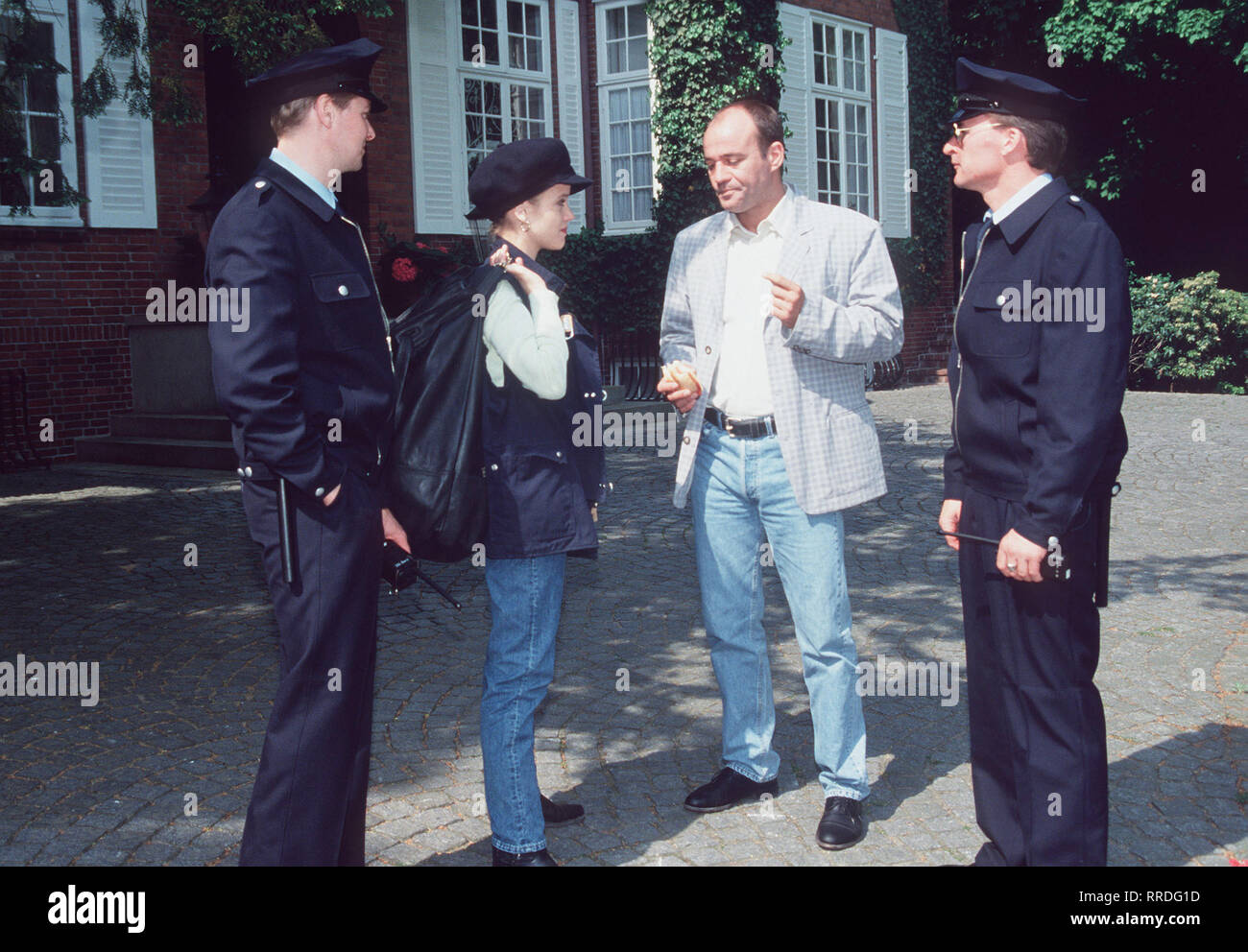 FAUST - Faust (Heiner Lauterbach, 2. v. r.) schleicht sich in der Rolle des Beschützers zuerst bei der Familie Weishaupt und dann in das Herz der hübschen Yvonne (Muriel Baumeister) ein. Regie: Ulrich Stark aka. Der Beschützer/Überschrift: Faust/BRD 1994 Stockfoto