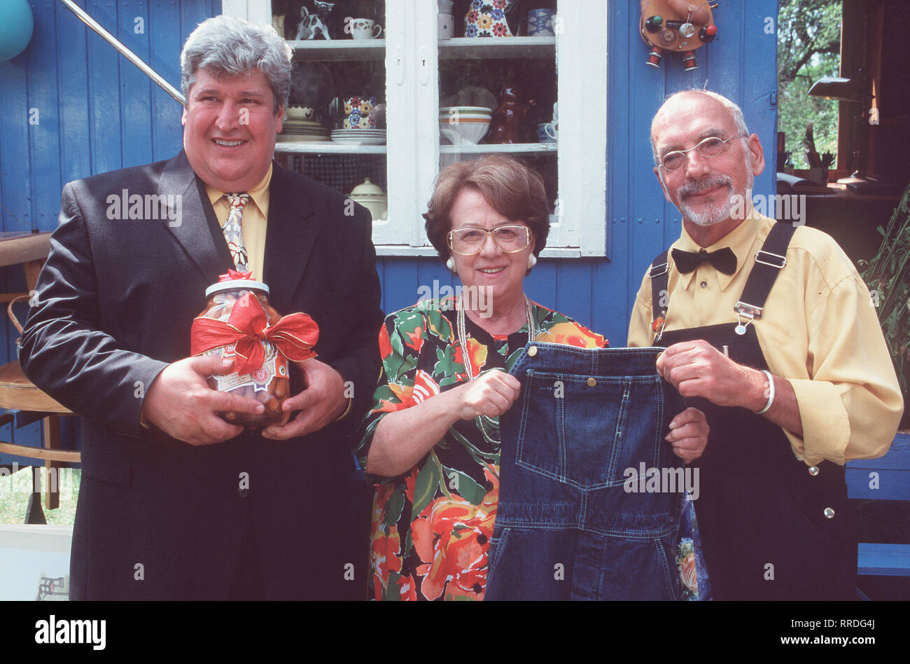 LÖWENZAHN - Vor 20 Jahren ist Peter Lustig in-Bauwagen / Bärstadt gezogen. Zwei Jahrzehnte - wenn das kein Grund zum Feiern ist Aus diesem Anlaß lädt Peter seine Freunde zu einem Fest ein. Foto: Peter mit seinem Nachbarn HELMUT KRAUSS, l. und Tante Elli (INGE WOLFFBERG) Regie: Hannes Spring aka. Peters famose Schlauch/Überschrift: Löwenzahn/BRD 1999 Stockfoto