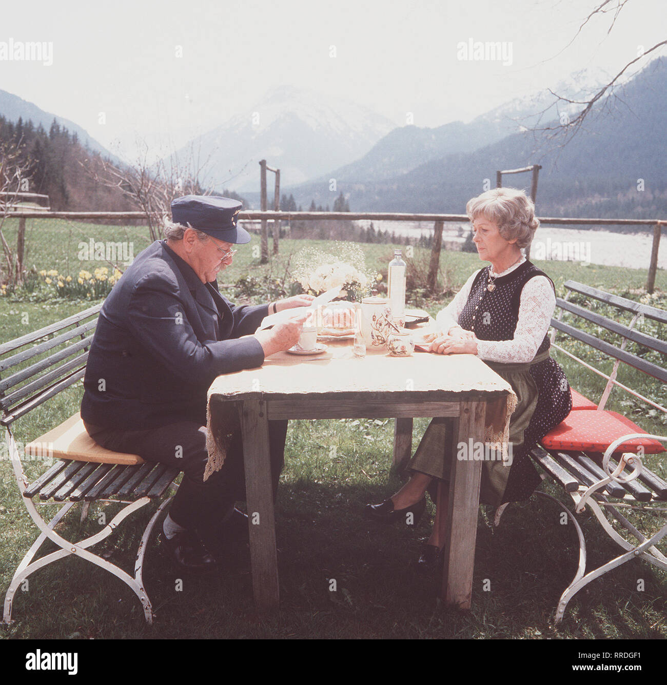 WEISSBLAUE GESCHICHTEN/Der-Seemann/Dorfbriefträger Hannes (GUSTL BAYRHAMMER) unterstützt dabei, der Witwe Maria (ERNI SINGERL) Briefe von ihrem Sohn, der seit 20 Jahren zur Siehe fährt. /EM/, 24 DFAWeissbl1/Überschrift: WEISSBLAUE GESCHICHTEN Stockfoto