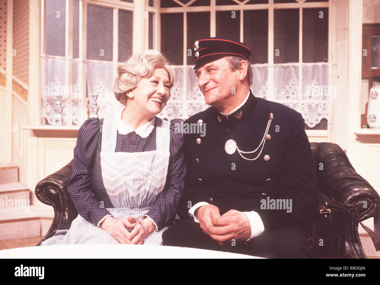 Komödienstadl - DIE WILDE AUGUSTE IK in der Kasse Ebbe herrscht und Engel nicht sterben herbeigesehnte Geldüber-weisung Referenzen hat, kann Auguste ihm nicht böse sein... ERNI SINGERL - Auguste JOSEF THALMAIER - geldbriefträger Engel Regie: Klaus Petsch/Überschrift: DIE WILDE AUGUSTE/BRD 1996 Stockfoto