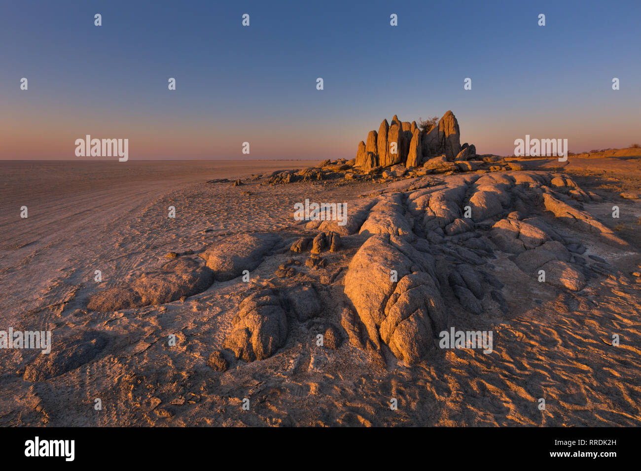 Felsen auf der Makgadigadi Pan Stockfoto